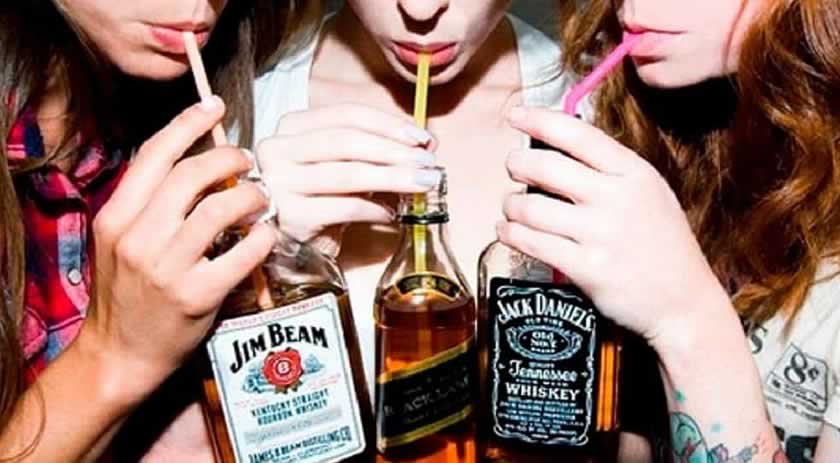 Índice de mulheres que bebem álcool além do recomendado cresceu de 14,9% para 18%