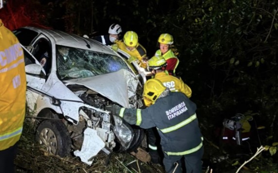 Motorista fica preso às ferragens após carro sair da pista e cair em ribanceira na SC-163