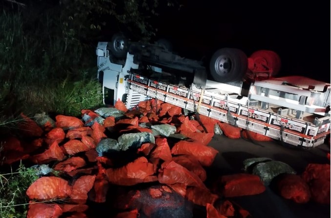 Caminhão carregado com pepinos capota e deixa dois feridos