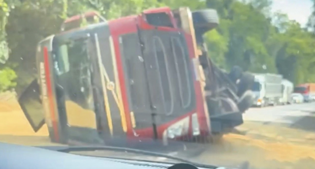 Tombamento de carreta sobre motocicleta deixa feridos e provoca filas na BR-282