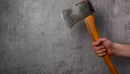 Homem invade casa e agride ex-mulher com machadinha no Oeste de SC