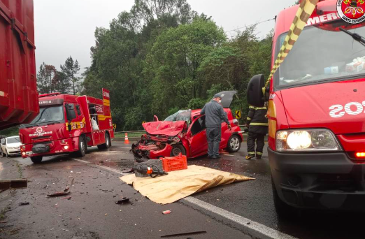 Motorista fica preso nas ferragens em acidente na SC-135