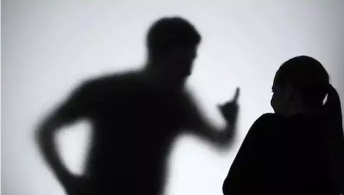 Casal é levado à delegacia após agressão e injúria por causa de ciúmes