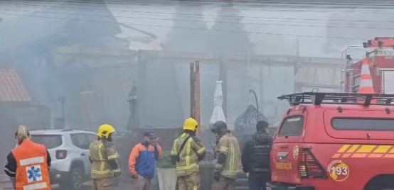 Avião cai e atinge prédio e pousada no centro de Gramado