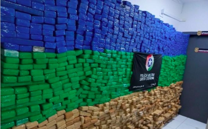 Polícia encontra quase 2 toneladas de maconha em casa no Litoral de SC