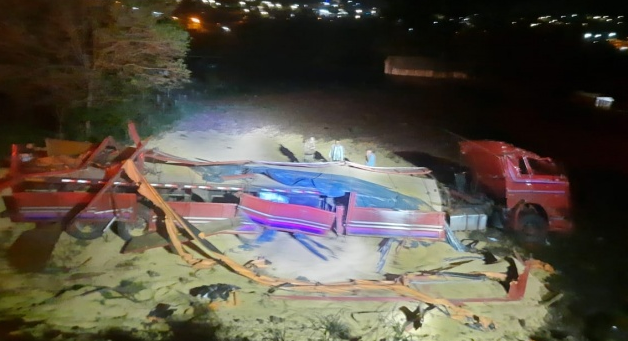 Caminhoneiro é resgatado após capotamento na "Curva da Morte"