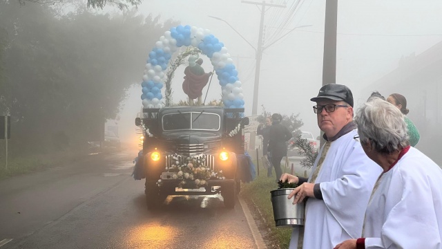 Desfile reúne mais de 500 veículos em homenagem ao Dia do Colono e Motorista