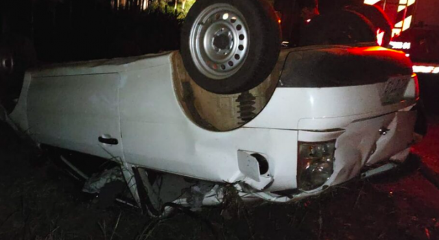 Jovem de 23 anos morre após carro sair da pista e capotar