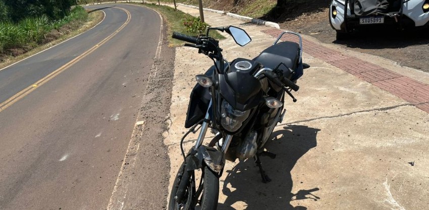 Adolescente sem CNH fica ferido em colisão entre moto e carro