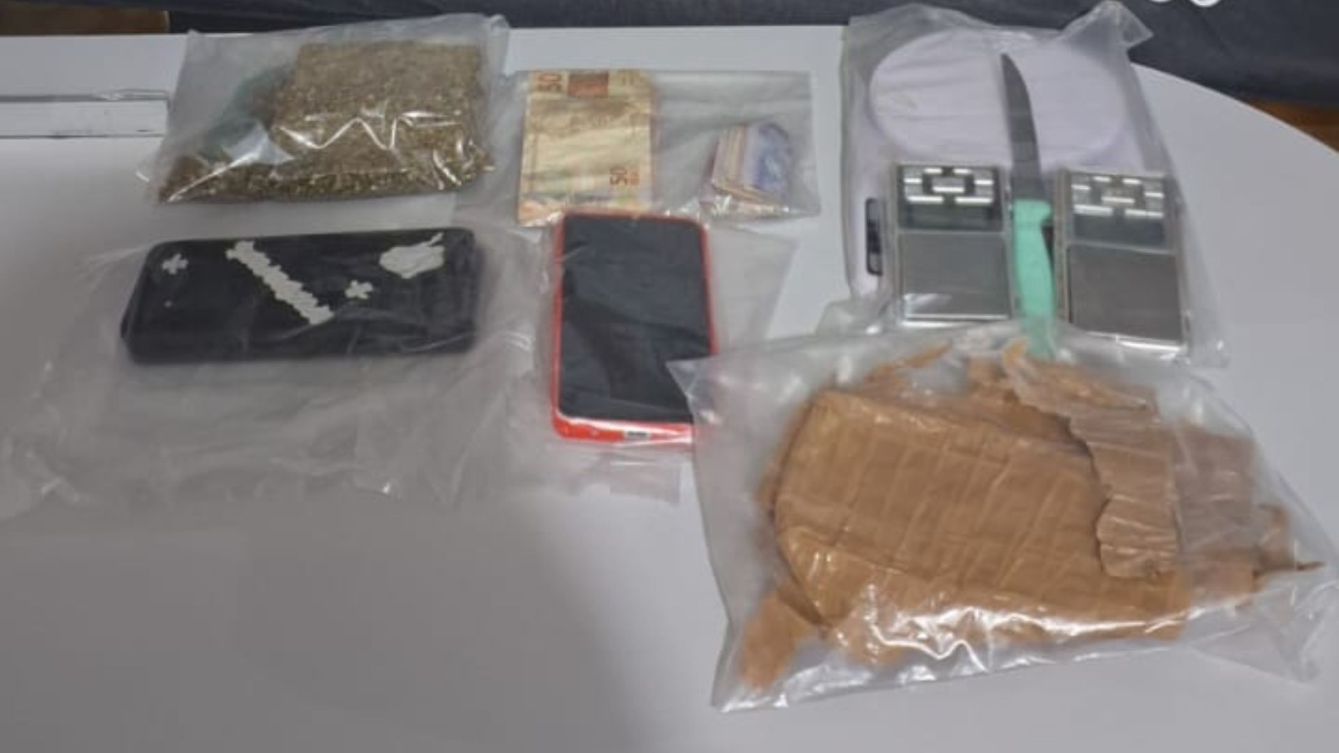 Três jovens são presos por tráfico de drogas e porte de munição