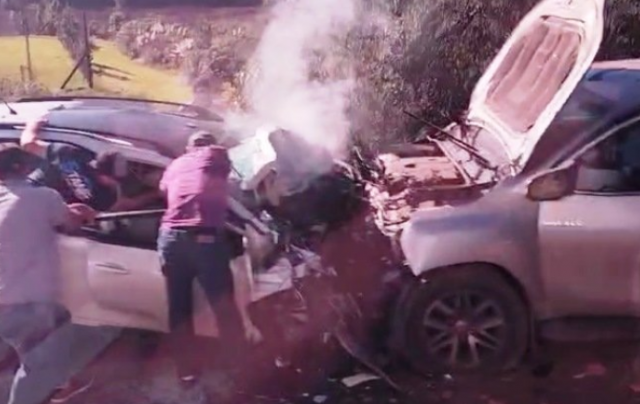 Duas pessoas morrem em colisão entre carro e caminhonete na BR-282