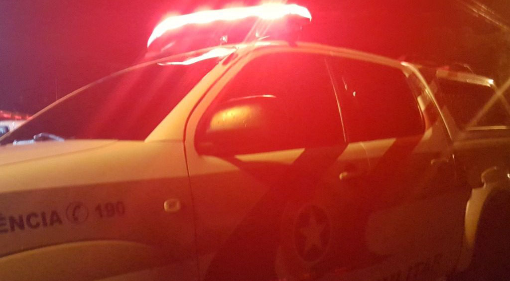 Agressão: embriagado, homem chega em casa, acorda mulher com ameaças e a obriga a fazer janta