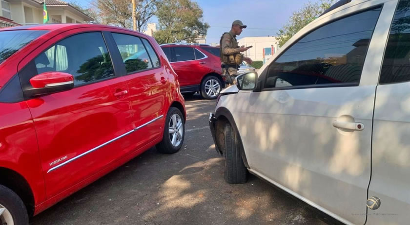 Colisão envolvendo três veículos é registrada no centro