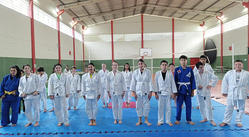 Programa Atleta na Escola oferece atividades gratuitas para jovens de 6 a 15 anos