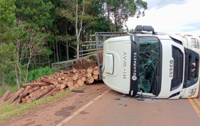 Motorista pula da cabine antes de carreta tombar na SC-160
