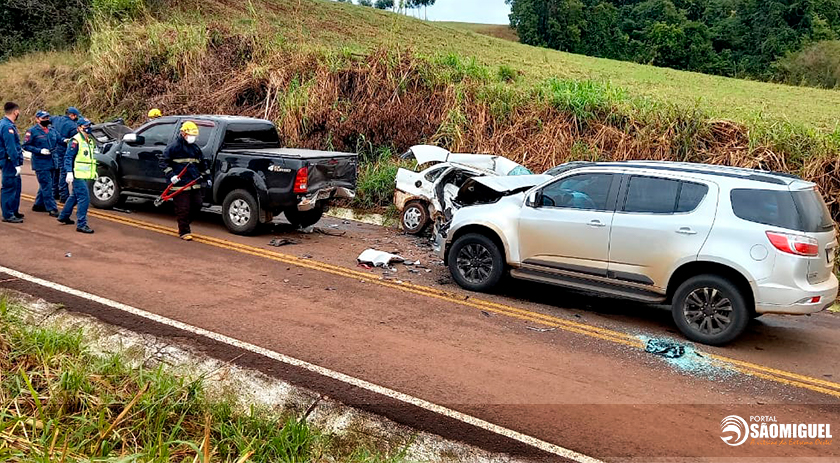 Acidente entre três  veículos  mata uma pessoa entre Bandeirante e São Miguel