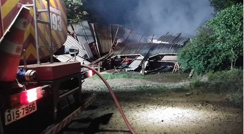 Residência é consumida por incêndio no interior