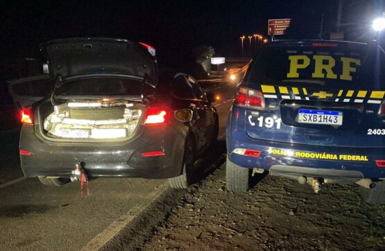 PRF apreende 363 kg de maconha e recupera carro roubado na BR-480