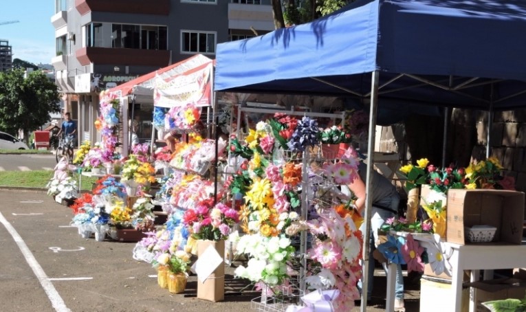 Prefeitura abre inscrições para comercialização de flores e velas em frente ao Cemitério São Miguel e Almas