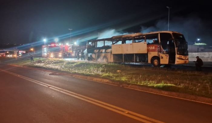 Ônibus que transportava mais de 40 passageiros é destruído por incêndio em Chapecó