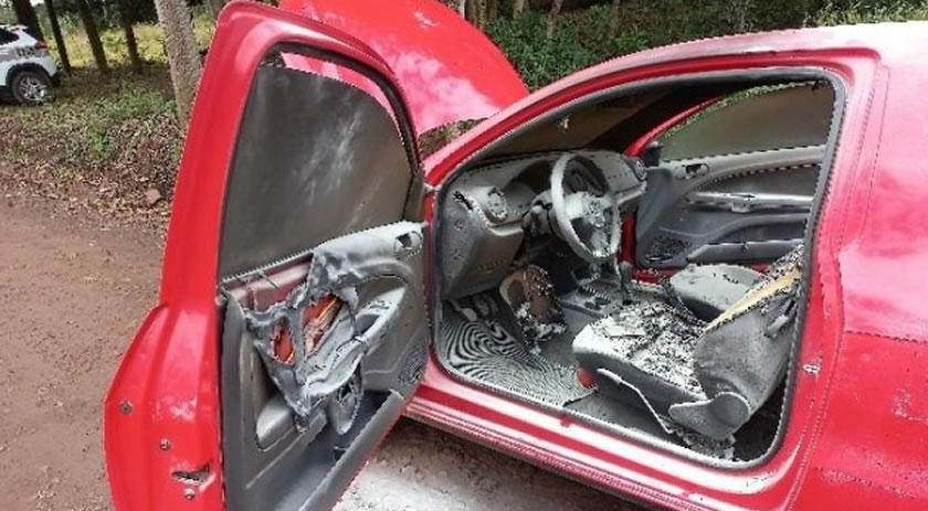 Veículo é incendiado após tentativa de furto no interior
