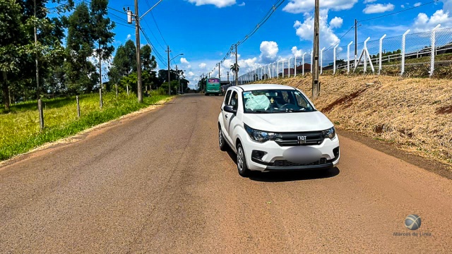 Idoso fica ferido em acidente entre carro e ônibus