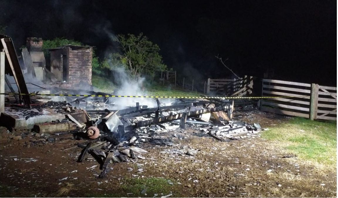 Casa e dois galpões são destruídos pelo fogo