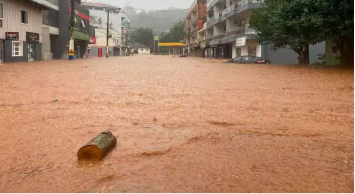 Fortes chuvas deixam ao menos 49 cidades em alerta em Santa Catarina