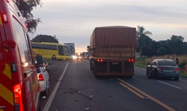 Colisão entre Gol e Cruze deixa homem ferido na BR-158