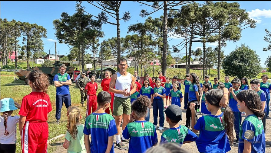 Crianças de programas sociais participam de atividade ambiental no 14º RCMec