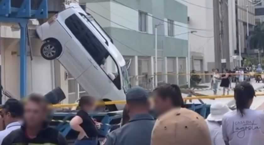 Carro quebra parede, cai de prédio e atinge mulher