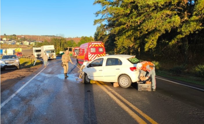 Acidente entre caminhonete e carro deixa uma vítima em estado grave