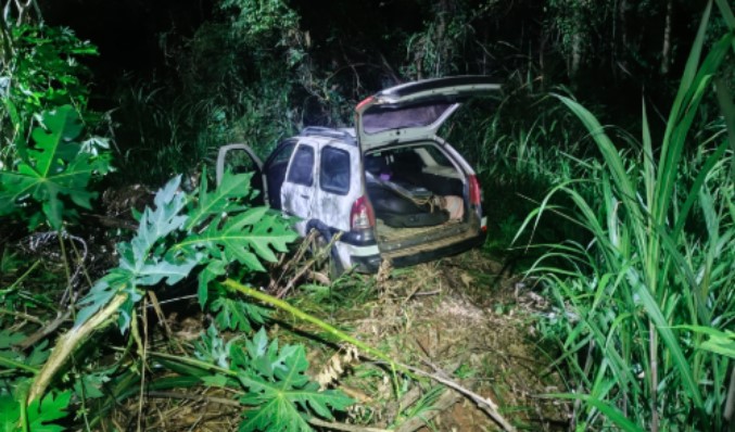 Mulher fica ferida após carro sair da pista e cair em ribanceira