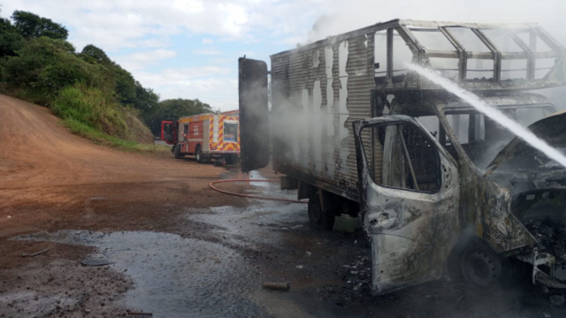 Furgão fica completamente destruído em incêndio veicular nas margens da BR-282