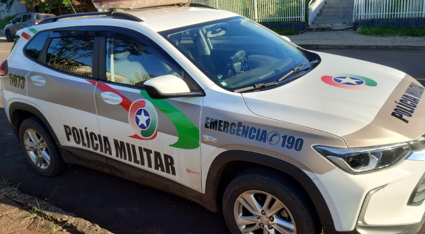 Homem ataca residência e fere policial com garrafa de vidro
