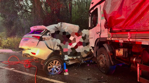 Colisão entre carro e carreta deixa 2 mortos na BR-153