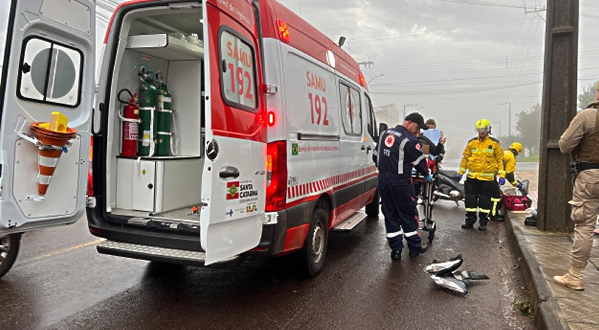 Motociclista fica ferida após colisão com carro