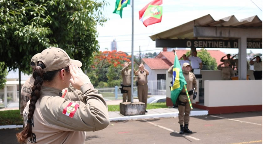 PM realiza cerimônia de culto ao Pavilhão Nacional