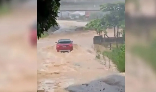 Land Rover é arrastada por enxurrada e casal e bebê morrem em Palhoça