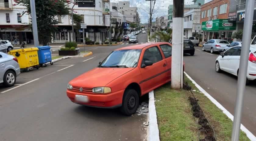 Veículo fica desgovernado e atinge canteiro