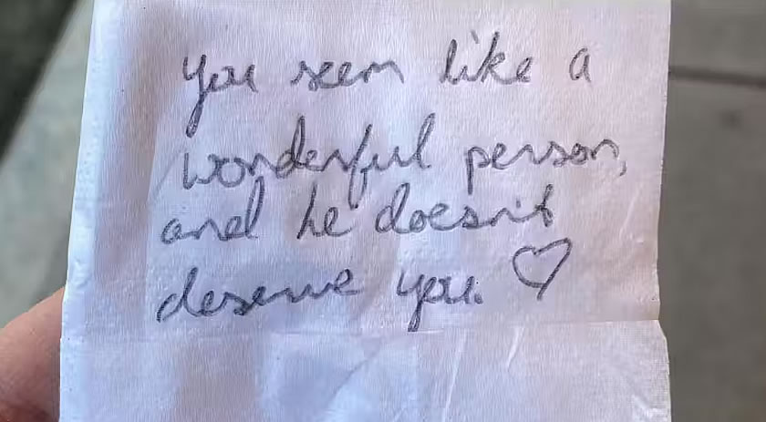 Mulher chora após bilhete de desconhecida no parque: “Ele não te merece”