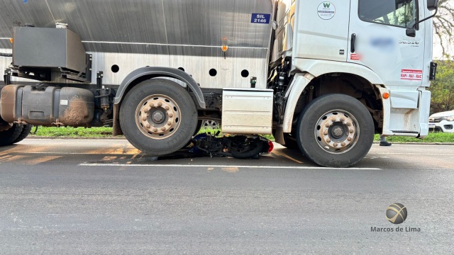 Motociclista é resgatado com ferimentos graves após colisão com caminhão na Willy Barth