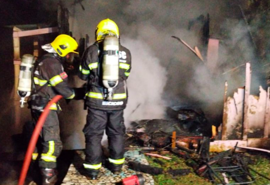 Cães de estimação são salvos em incêndio que destruiu casa