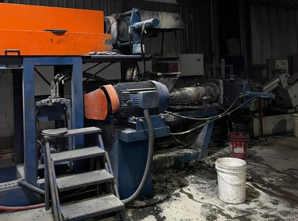 Bombeiros controlam incêndio em empresa de reciclagem