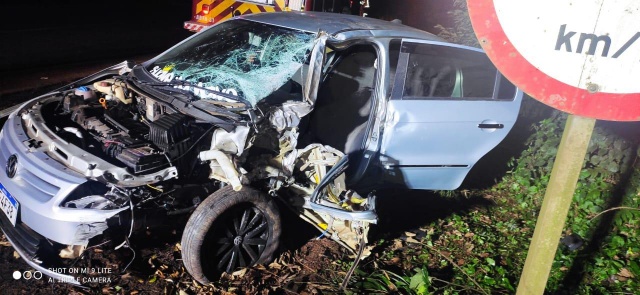 Mulheres ficam feridas em colisão frontal entre carro e caminhão na BR-282