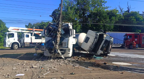 Acidente grave entre dois caminhões causa bloqueio parcial e deixa ferido na SC-283