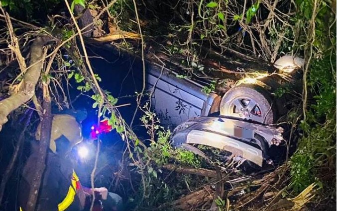 Carro cai em ribanceira na SC-155, mas bombeiros não encontram vítimas