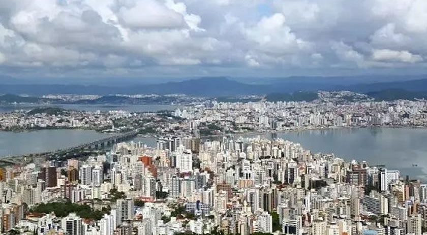 SC é o 10º estado mais populoso e tem 75% da população vivendo perto do mar, diz Censo 2022