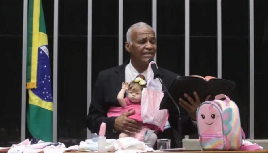Deputado discursa com bebê reborn no colo e afirma que boneca é neta dele: “Não é pecado”
