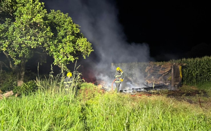 Bombeiros combatem incêndio em galpão de sítio
